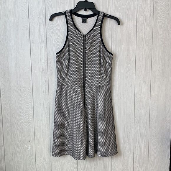 Club Monaco Dresses & Skirts - Club Monaco Black White Sleeveless Dress Size 6
